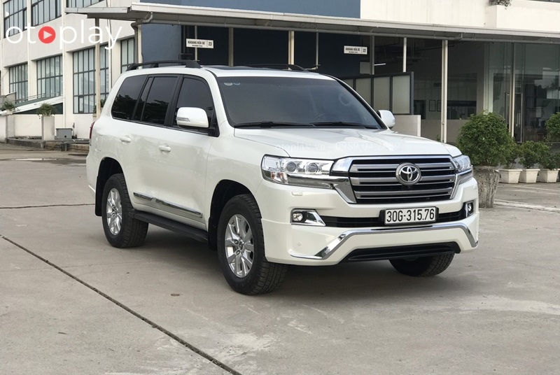 Xe Land Cruiser 2020 độ bodykit mẫu Trung Đông và nẹp sườn, giá nóc