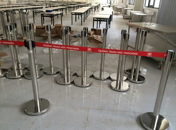 Barie cột chắn inox dây kéo 2m