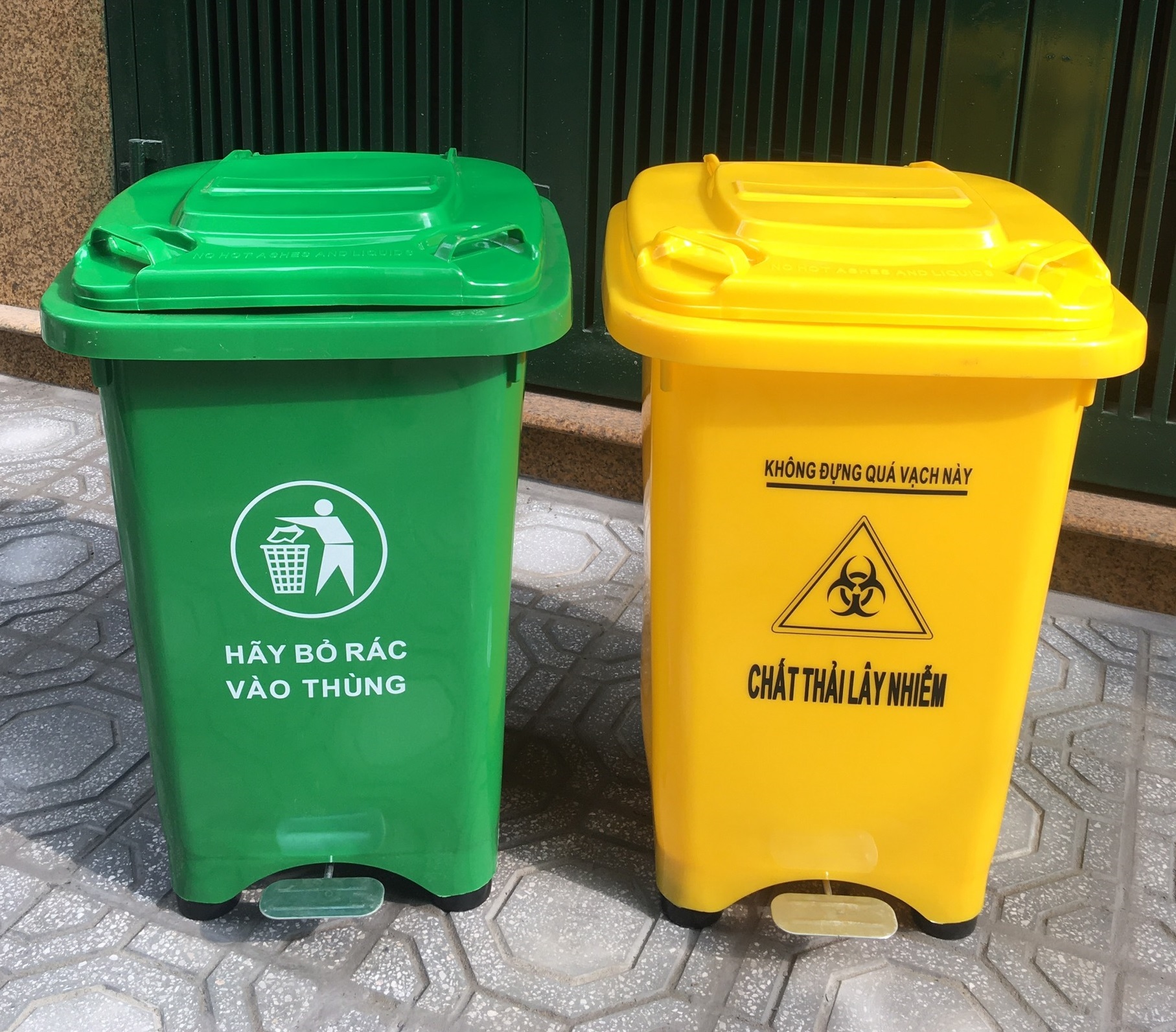 Thùng rác nhựa y tế có đạp chân 60L màu Vàng