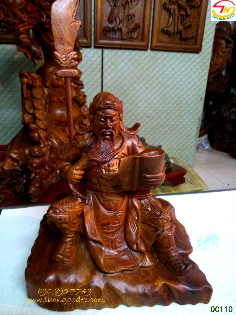 Tượng Quan Công đọc sách