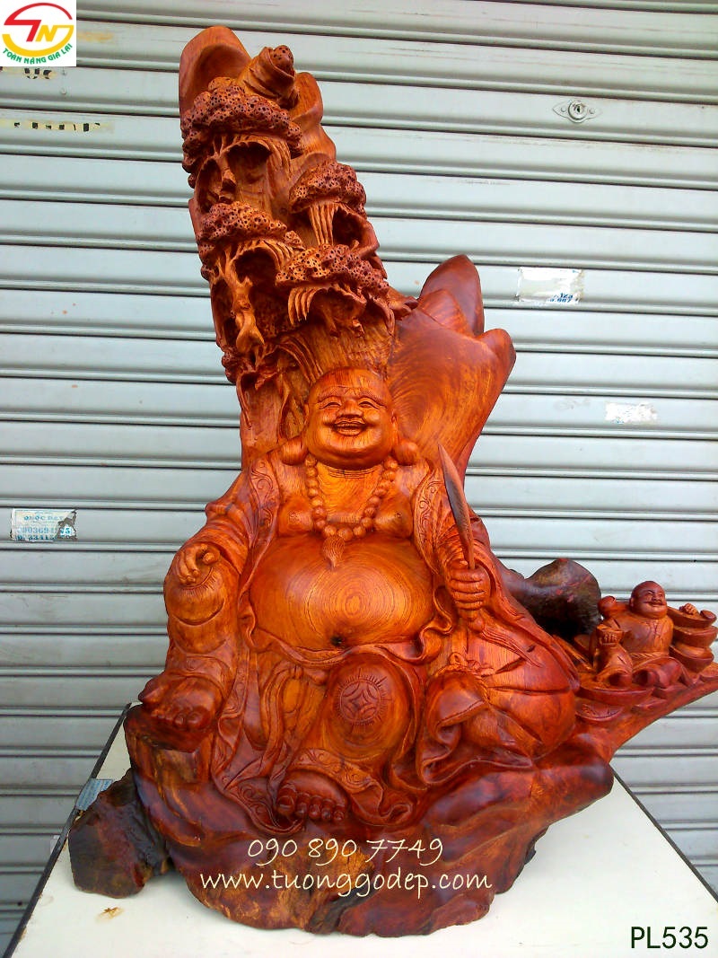 Phật Di Lặc tựa núi