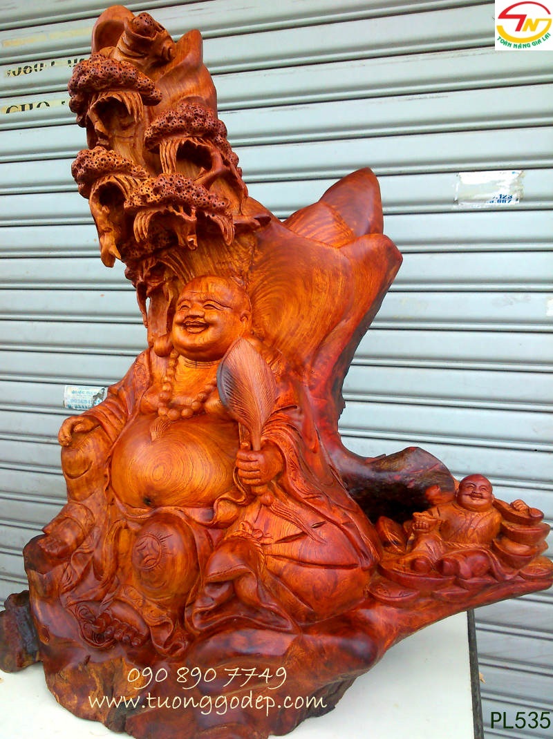 Phật Di Lặc tựa núi