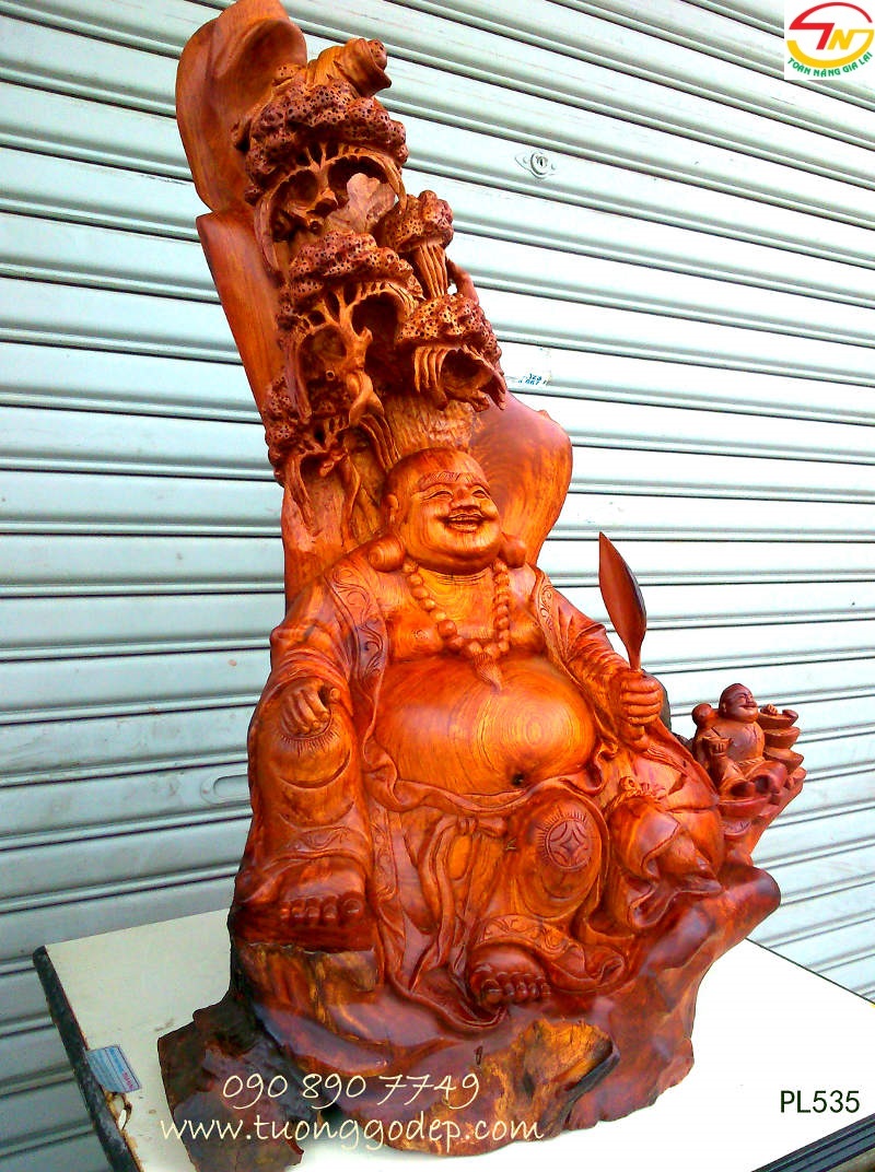 Phật Di Lặc tựa núi