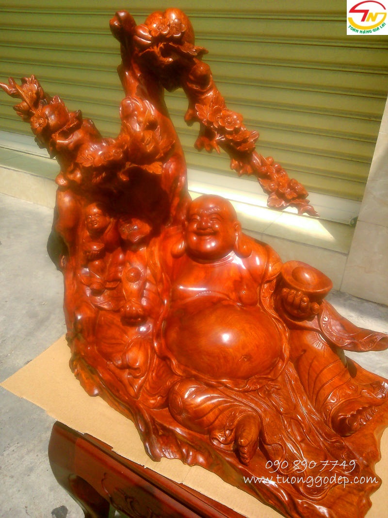 Tượng Phật Di Lặc ngồi gốc đào