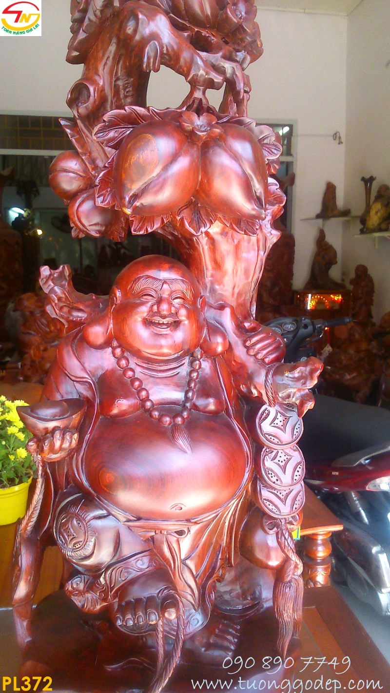 Phật Di Lặc đứng gốc đào