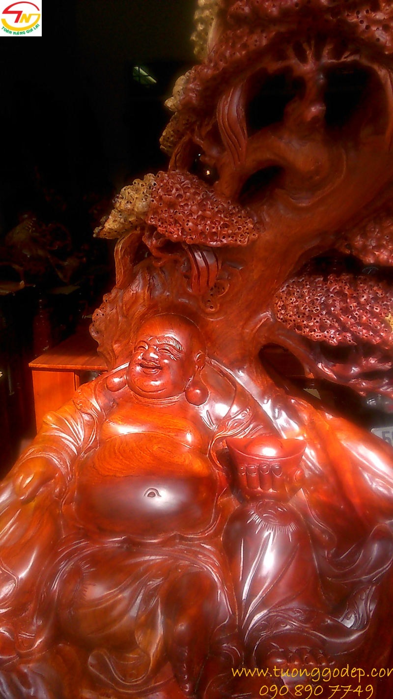 Phật Di Lặc ngồi gốc tùng bằng gỗ hương 