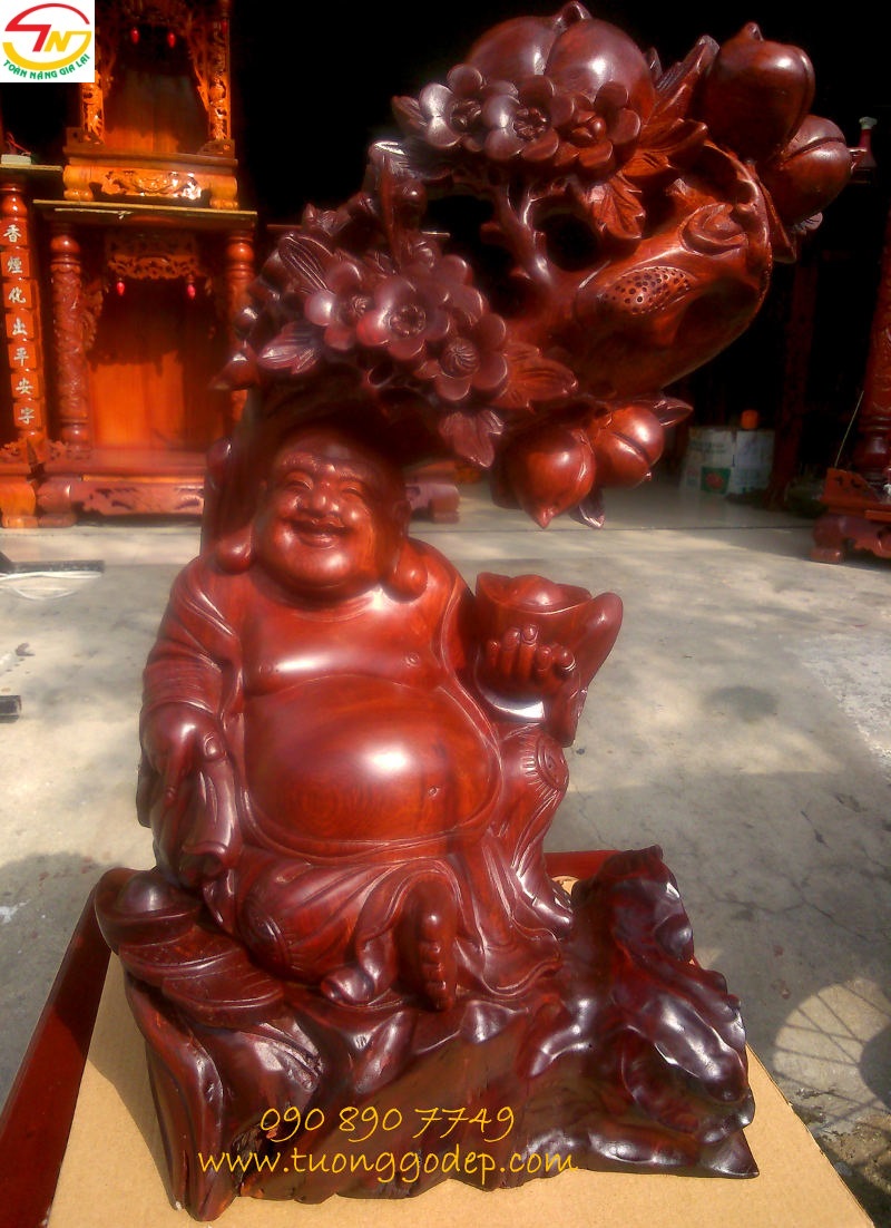 Phật Di Lặc ngồi gốc đào