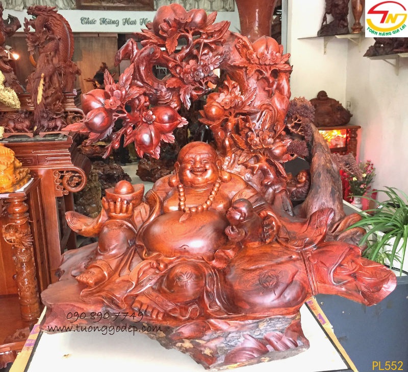 Phật Di Lặc ngồi gốc đào