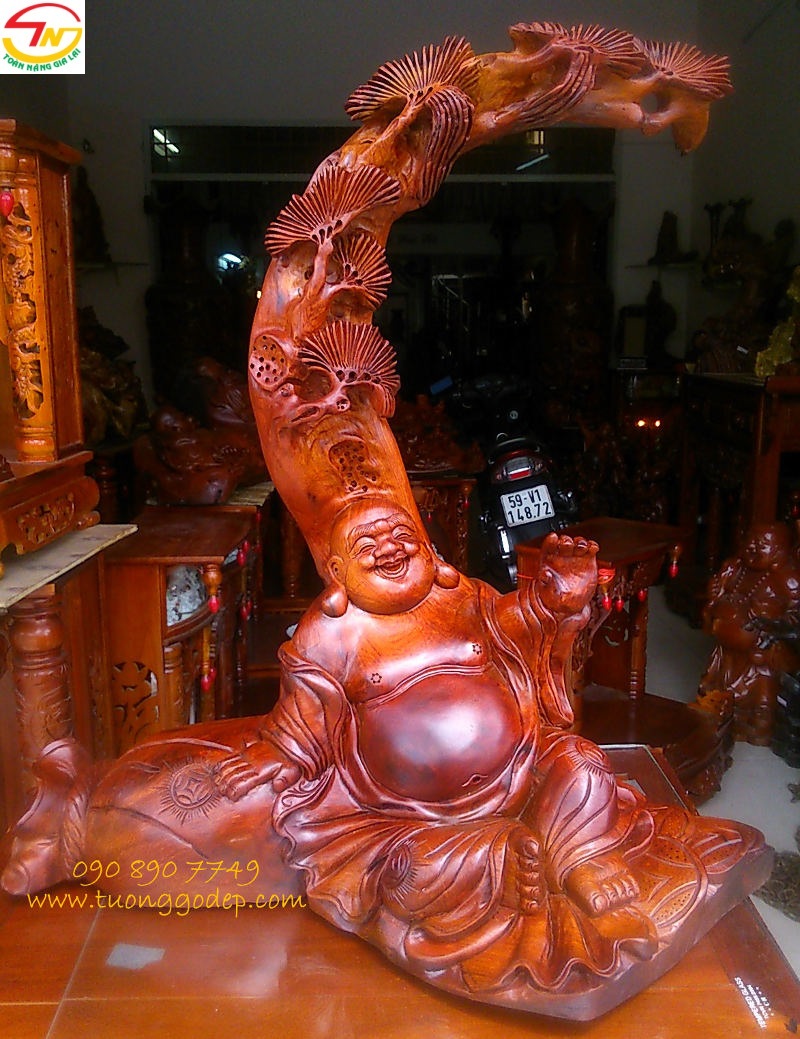 Phật Di Lặc ngồi gốc tùng