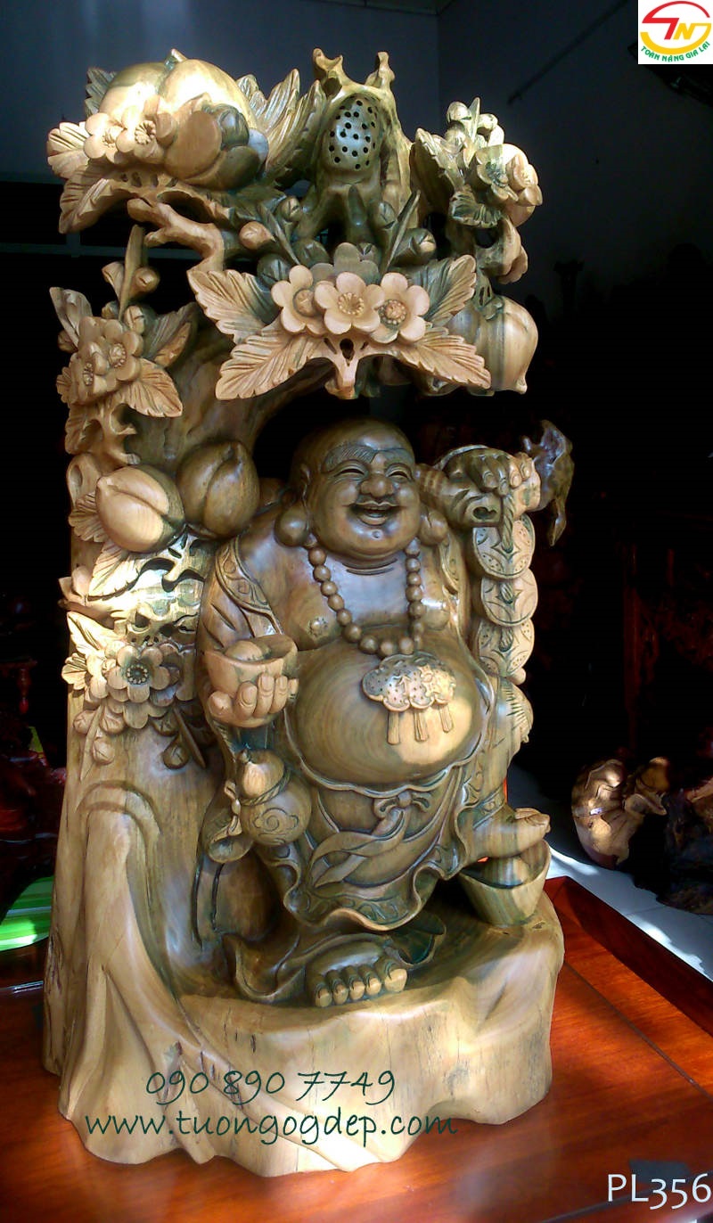 Tượng gỗ đổi màu - Phật Di Lặc đứng gốc đào