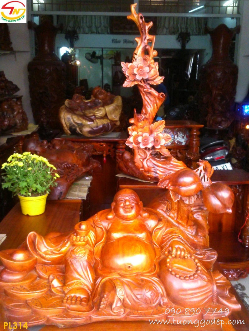 Tượng Phật Di Lặc ngồi gốc đào