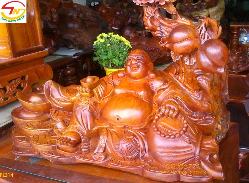 Tượng Phật Di Lặc ngồi gốc đào