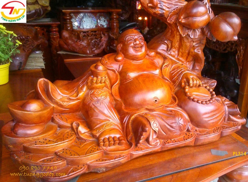 Tượng Phật Di Lặc ngồi gốc đào