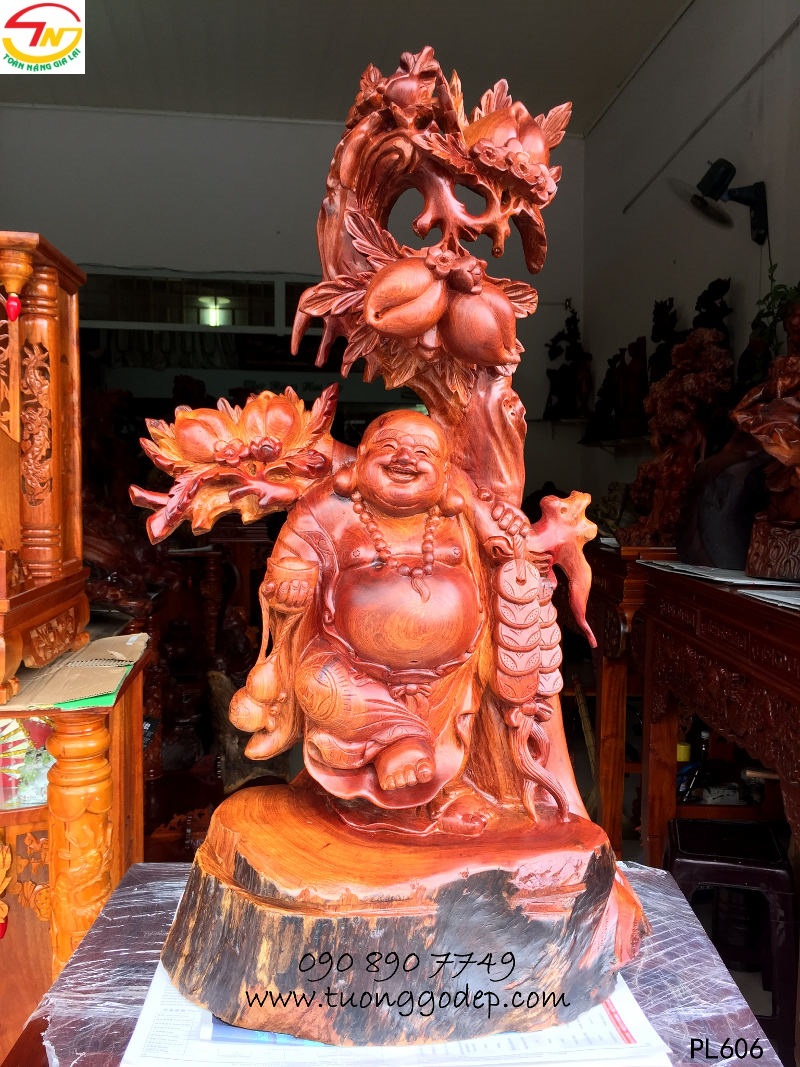 Phật Di Lặc bằng gỗ hương đứng cây đào