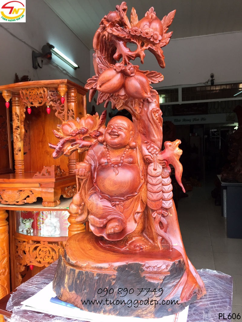 Phật Di Lặc bằng gỗ hươnh