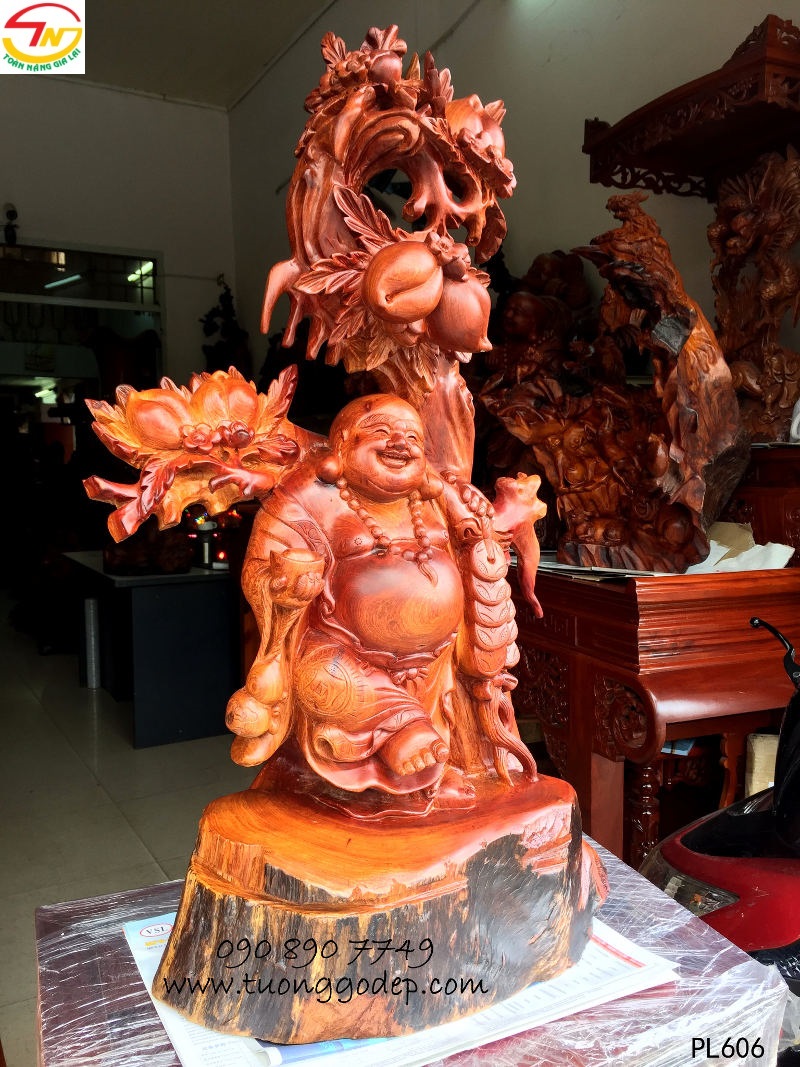 Phật Di Lặc bằng gỗ 