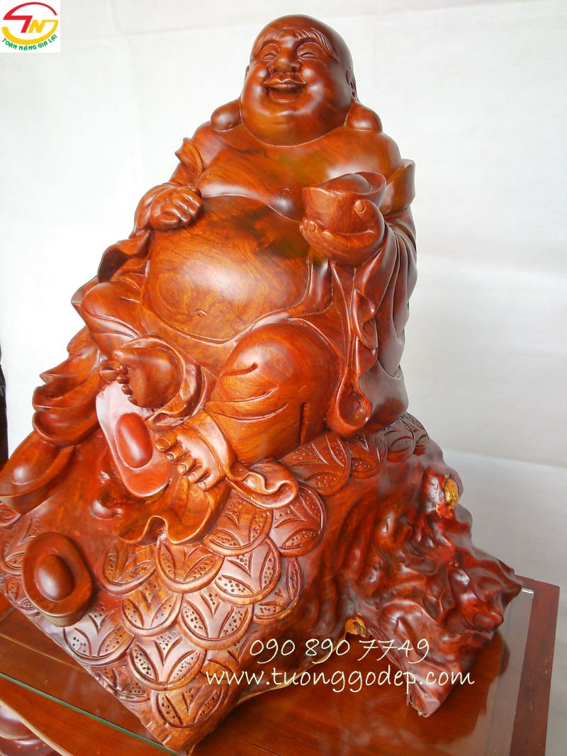 Phật Di Lặc bằng gỗ hương