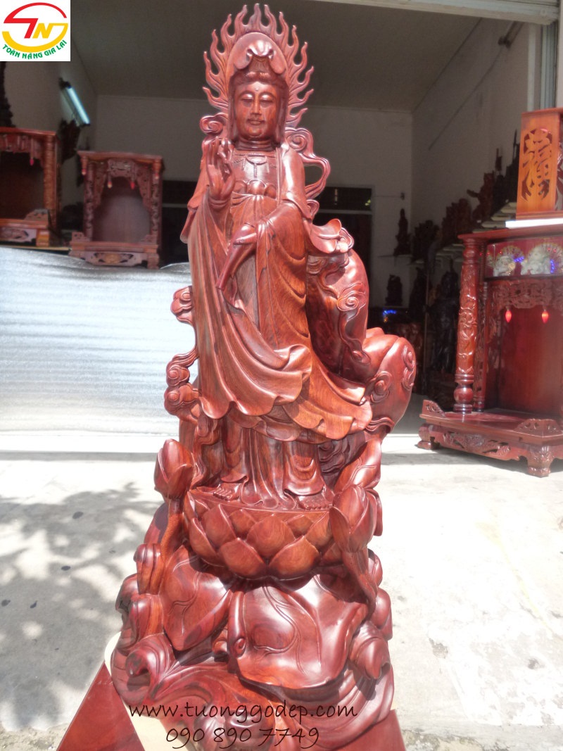 Phật Quan Âm đứng trên đài sen