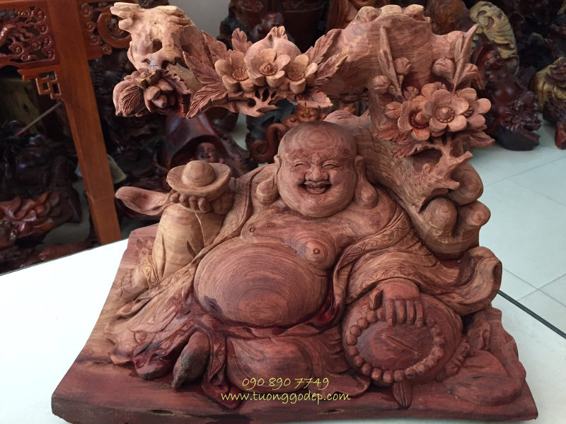 Phật Di Lặc ngồi gốc đào gỗ hương