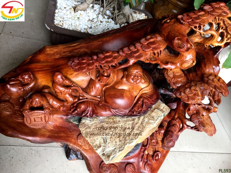 tượng gỗ ôm đá