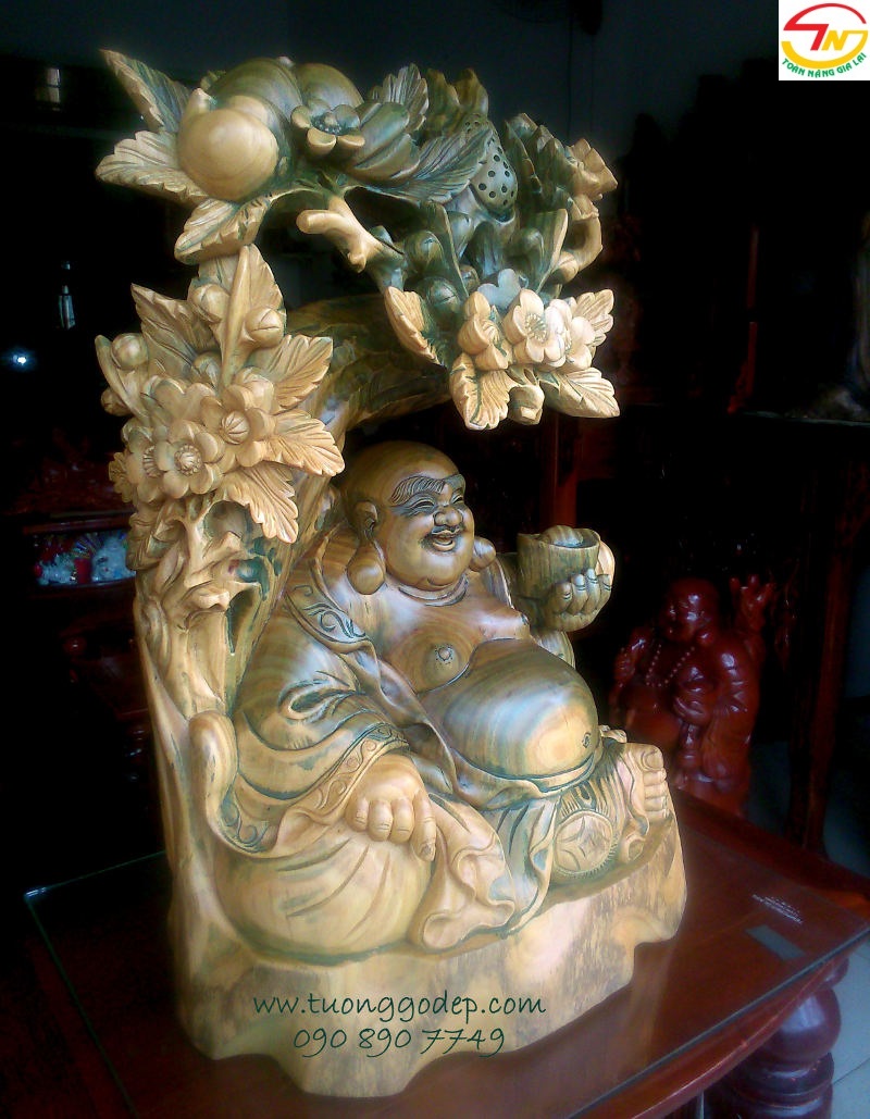 Phật Di Lặc ngồi gốc đào