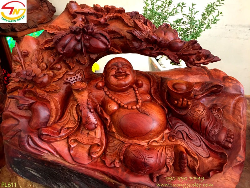 Tượng Phật Di Lặc ngồi gốc đào