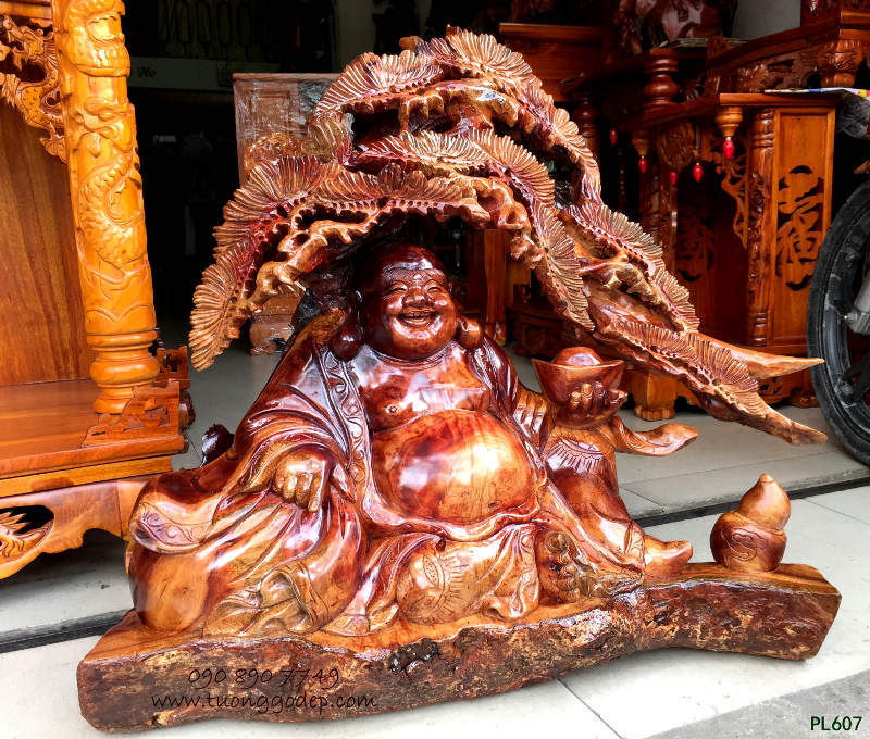 Tượng Phật Di Lặc ngồi gốc tùng 