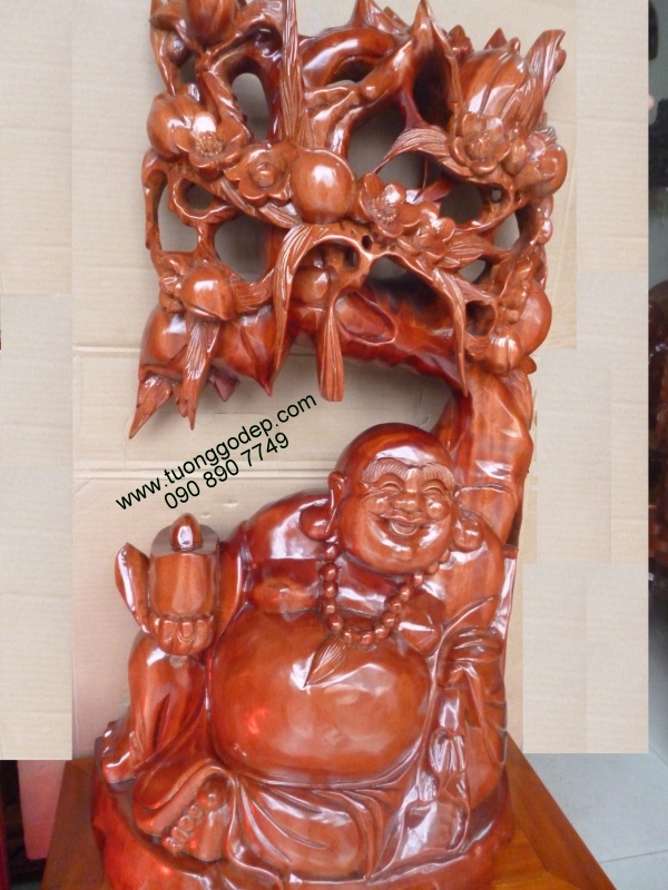 Phật Di Lặc ngồi gốc đào