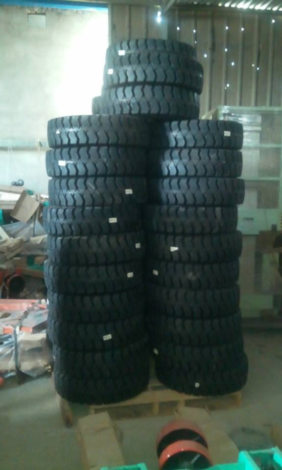 cach-thao-lop-xe-nang