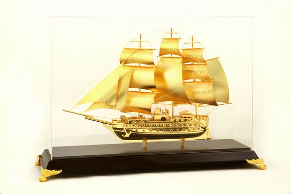 Biểu trưng thuyền buồm mạ vàng
