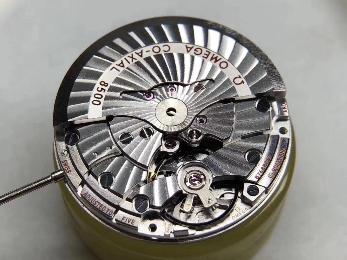 Gi i thi u b may omega caliber 8400 8500 b n 2018