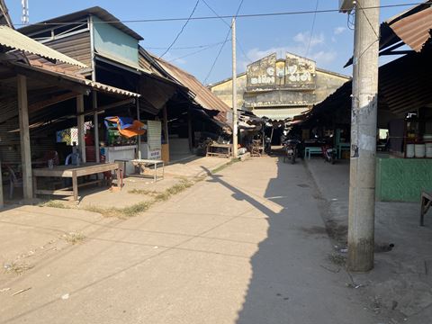 cho-bien-gioi-xa-hoa-hoi