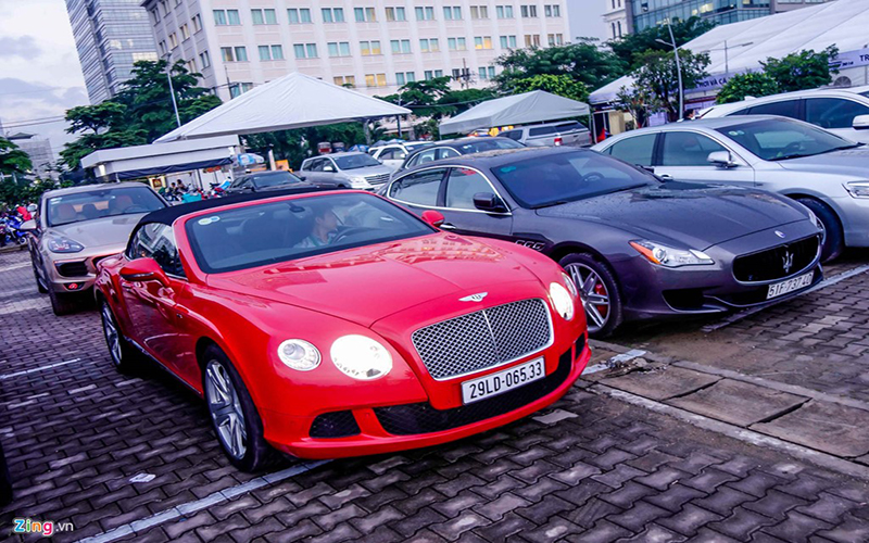 Xe siêu sang Bentley Continental GTC đỗ cùng Maserati Quattroporte