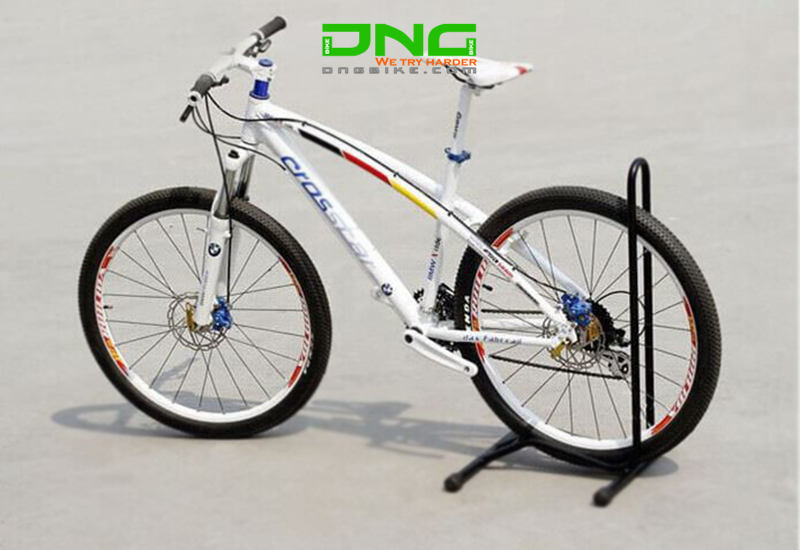 Chân chống dựng xe đạp chữ L có móc bên