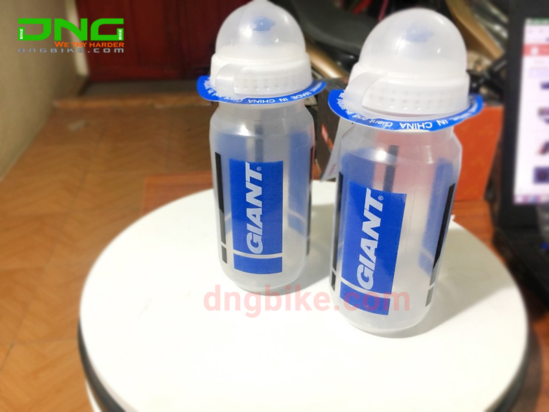 Bình nước xe đạp GIANT trong suốt 600ml