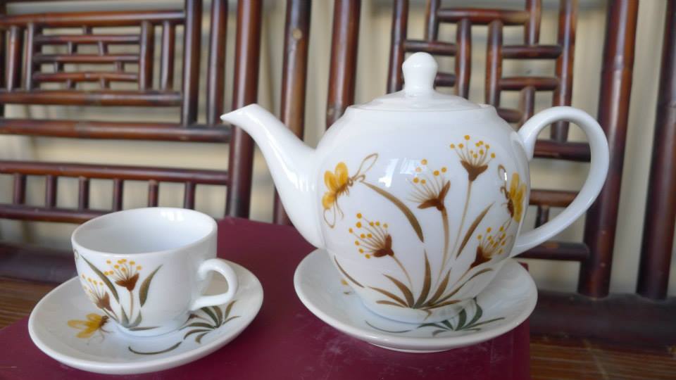 Bộ ấm chén vẽ tay bướm hoa