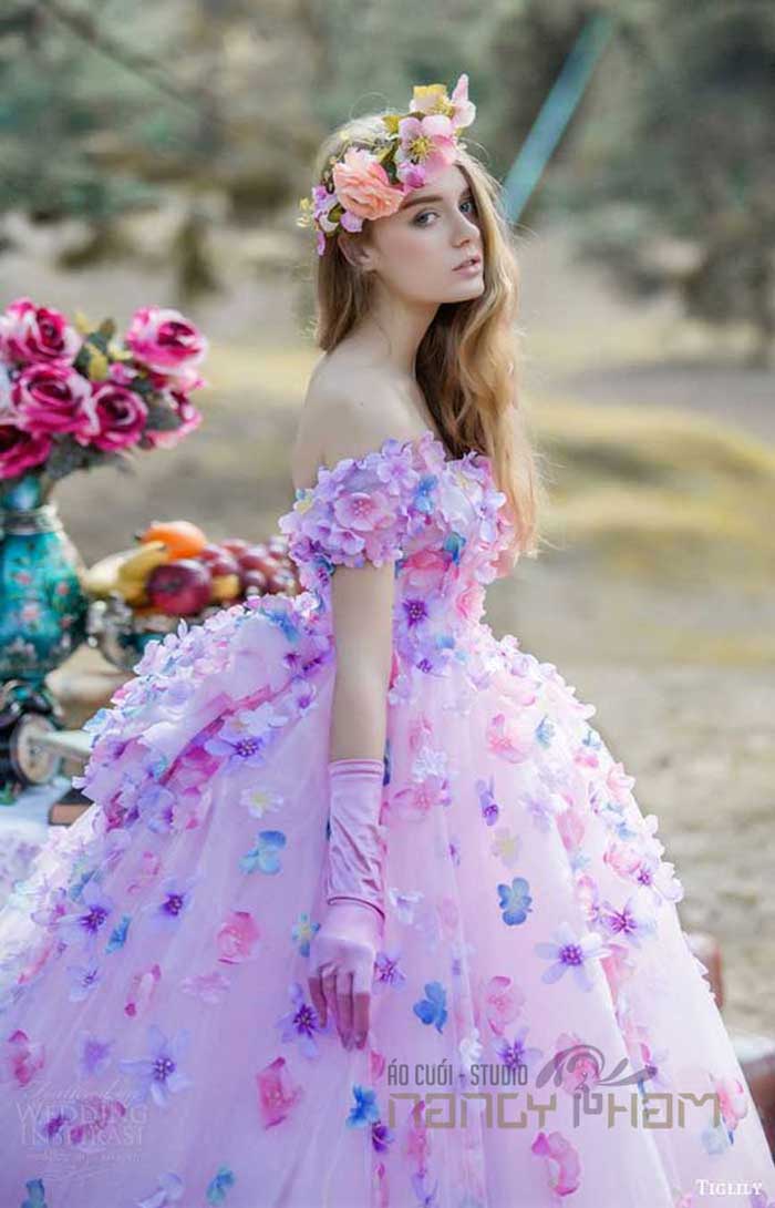 13 mẫu váy cưới màu độc đáo