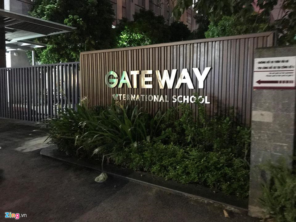 Ngay cuoi cua be trai tu vong tren oto dua don cua truong Gateway