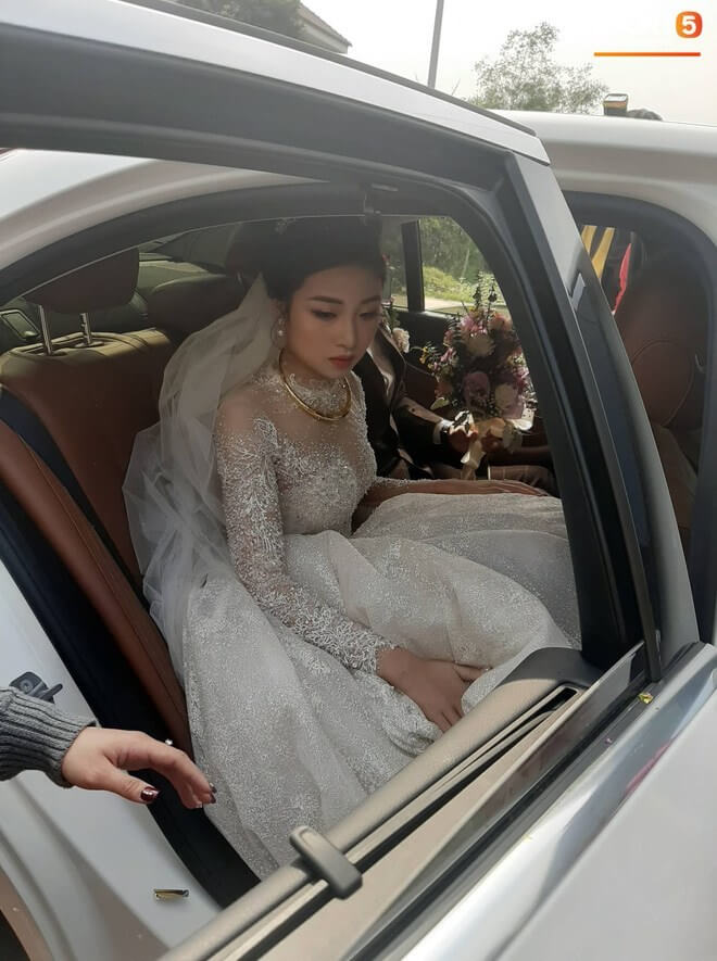 Choáng ngợp với set váy cưới 800 triệu của vợ Phan Văn Đức