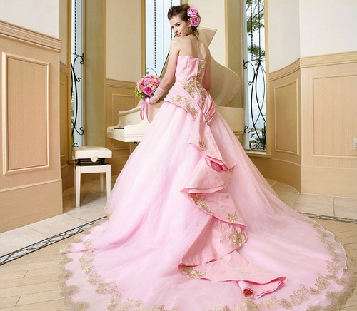 Váy cưới màu hồng phấn lãng mạn cho cô dâu xinh đẹp