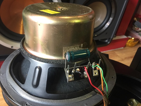 Kiểm tra bên trong khi tháo loa bass