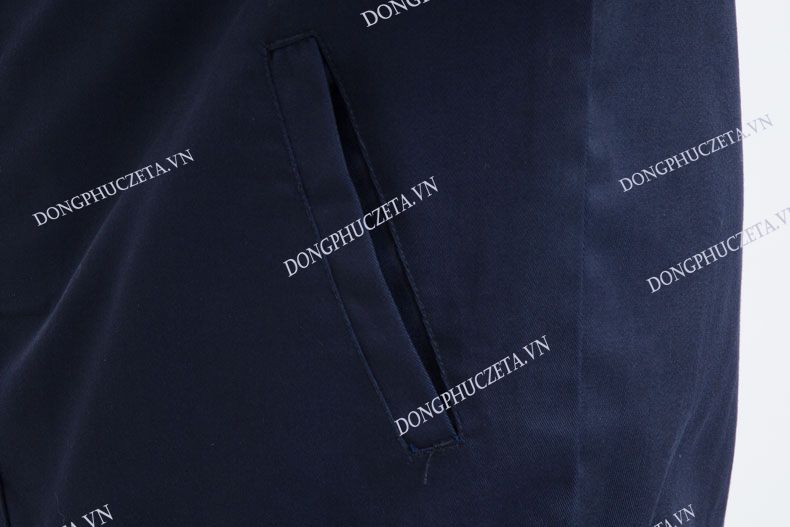 chi tiết túi chéo áo đồng phục kỹ thuật