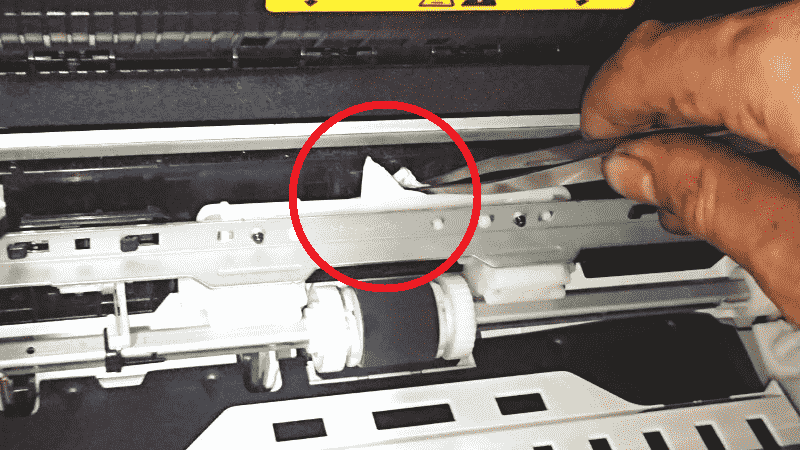 máy in bị kêu do dị vật rơi vào