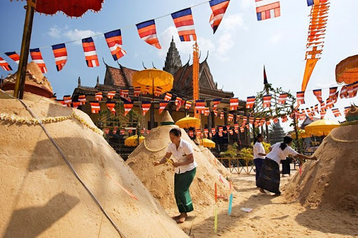 Đắp núi cát trong sân chùa với ý nghĩa mỗi hạt cát là một lời cầu nguyện, cứu rỗi một sinh linh.