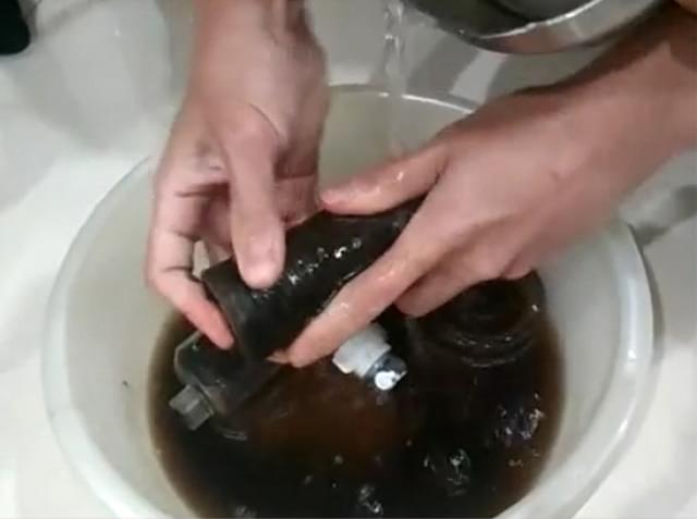 Nước bẩn bám trong đường ống và các thiết bị