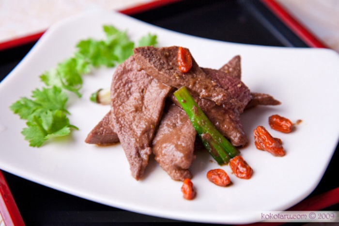 Gan lợn xào kỳ tử cung cấp Vitamin D