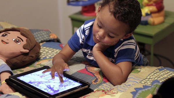 trẻ bị cận thị