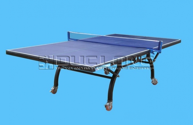 Bàn bóng bàn Đức Long TĐ-04 dùng cho luyện tập nâng cao và thi đấu - Mặt bàn sử dụng gỗ MDF Việt Nam (Medium Density Fibreboard) dày 25mm giúp cho bóng nảy đều, ổn định, được phủ một lớp sơn chống lóa đặc biệt màu xanh tím. - Viền nhựa cạnh bàn chống trầy xước, chống hút ẩm khi bàn gấp đứng tiếp xúc gần với mặt đất - Chân cong pittông sử dụng ống thép vuông 50x50mm, khung viền 20x40mm. - Bánh xe có khóa.