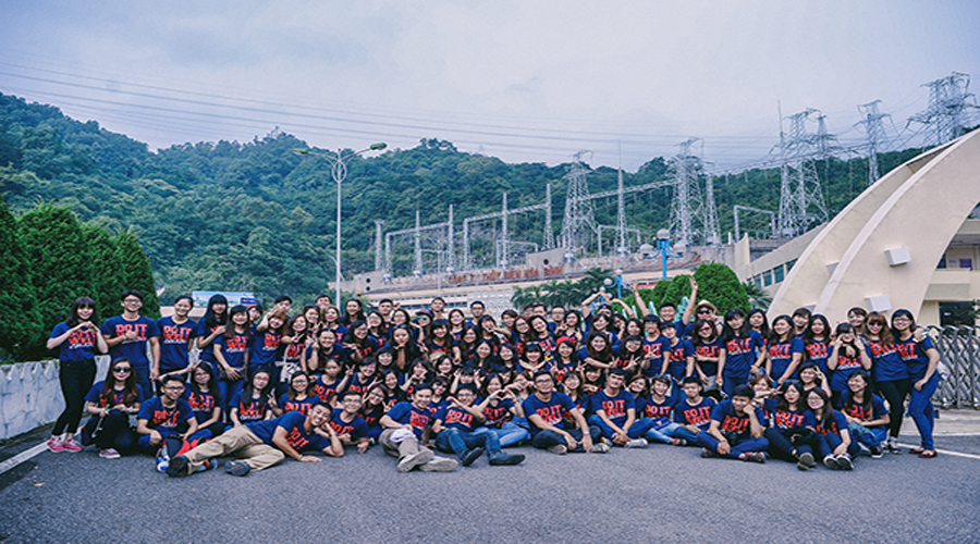 học-sinh-tham-quan-nhà-máy-thủy-điện-hòa-bình