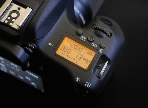 Canon EOS 760D có màn hình phụ và kiểu dáng tương tự dòng 70D.